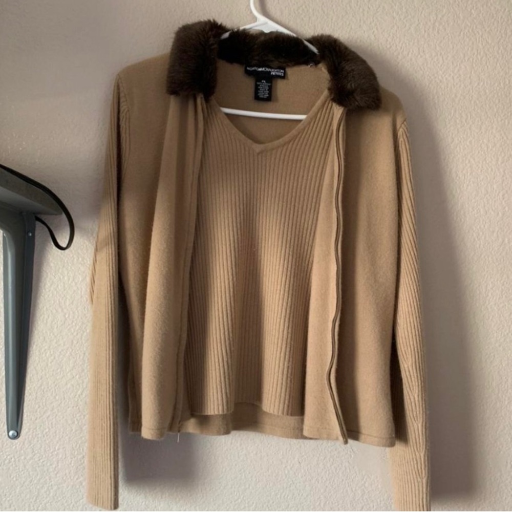 vintage tan knit zip up cardigan w/ dark brown faux fur trim at neckline
